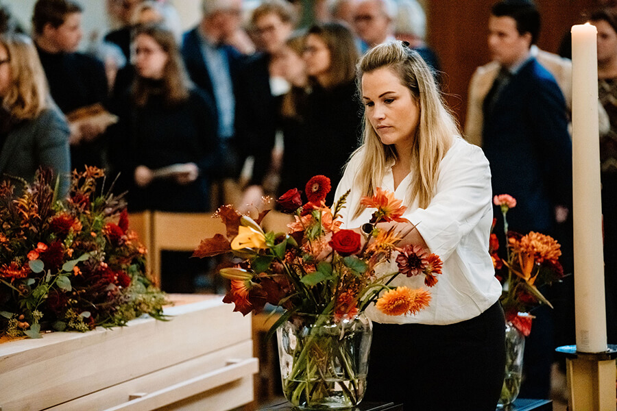 Persoonlijk afscheid met bloemen en kaarsen